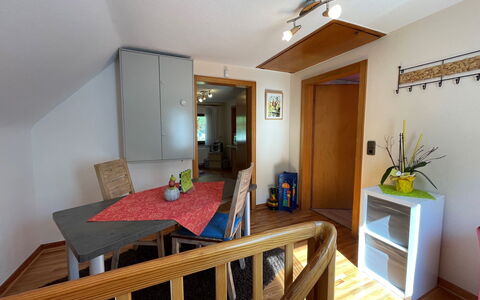Kleeblatt: Proprietà, Tavolo, Legna, Illuminazione, Pianta Della Casa, Interior Design, Pavimento, Pavimentazione, Comfort, Sedia