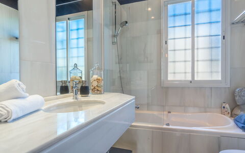 Vistamar: Vasca Da Bagno, Rubinetto, Specchio, Idraulico Fixture, Proprietà, Lavello, Azzurro, Bagno, Mobiletto Del Bagno, Legna