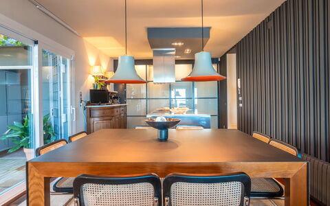 Vistamar: Tavolo, Mobilia, Proprietà, Sedia, Legna, Interior Design, Illuminazione, Cucina, Pianta, Pavimentazione