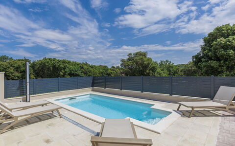 Villa Karlo: Acqua, Costruzione, Pianta, Albero, Finestra, Piscina, Urban Design, Condominio, Tempo Libero, Immobiliare
