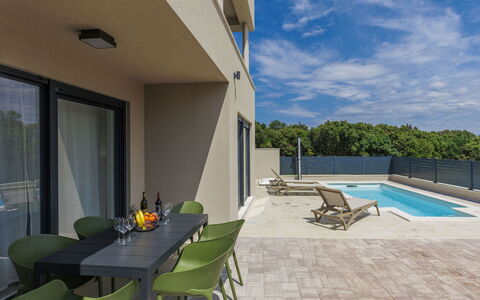 Villa Karlo: Acqua, Costruzione, Pianta, Albero, Finestra, Piscina, Urban Design, Condominio, Tempo Libero, Immobiliare