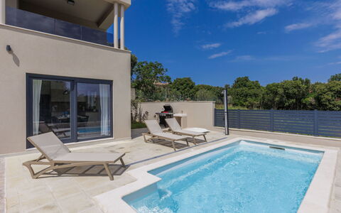Villa Karlo: Acqua, Costruzione, Pianta, Albero, Finestra, Piscina, Urban Design, Condominio, Tempo Libero, Immobiliare