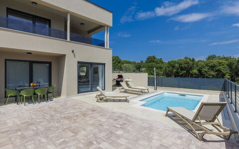 Villa Karlo: Acqua, Costruzione, Pianta, Albero, Finestra, Piscina, Urban Design, Condominio, Tempo Libero, Immobiliare