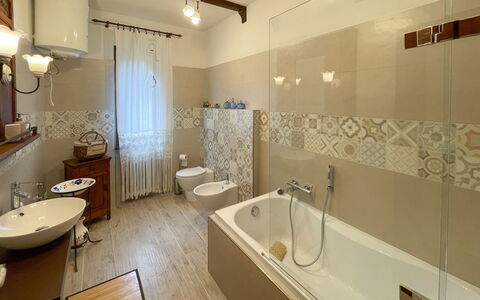 Ca' Breia: Vasca Da Bagno, Idraulico Fixture, Rubinetto, Specchio, Bagno, Lavello, Interior Design, Illuminazione, Pavimentazione, Pavimento
