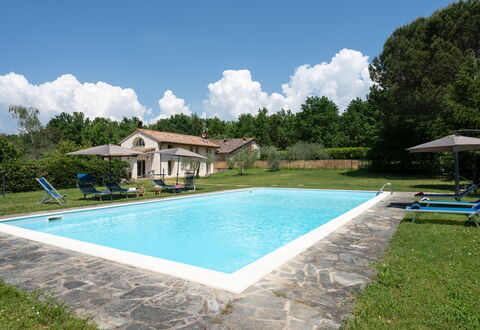 Villa Le Selve: Nube, Acqua, Cielo, Pianta, Proprietà, Piscina, Shade, Albero, Costruzione, Erba