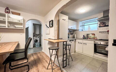 Karl 100: Cabinetry, Mobilia, Tavolo, Proprietà, Controsoffitto, Sedia, Cucina, Costruzione, Legna, Cornice