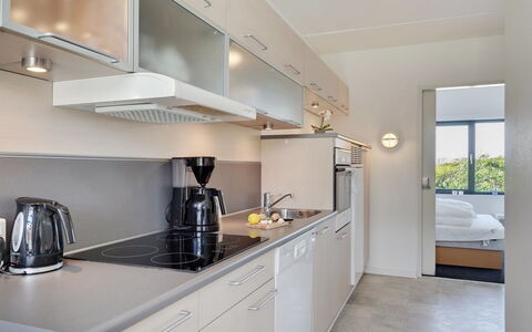 Marinus - 100M from the Sea: Cucina, Controsoffitto, Interior Design, Elettrodomestico Da Cucina, Apparecchio Major, Pavimentazione, Mobilia, Cabinetry, Soffitto, Pavimento