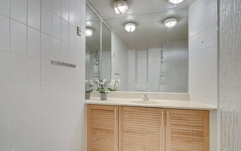 Marinus - 100M from the Sea: Interior Design, Pavimentazione, Parete, Mobiletto Del Bagno, Cabinetry, Idraulico Fixture, Controsoffitto, Pavimento, Lavandino Del Bagno, Bagno