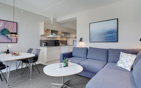 Marinus - 100M from the Sea: Mobilia, Interior Design, Divano, Pavimento, Pavimentazione, Soggiorno, Appartamento, Soffitto, Tavolo, Tavolino Da Caffè