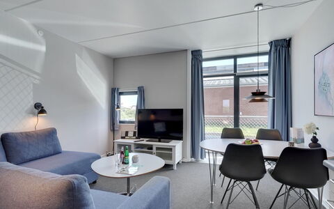 Marinus - 100M from the Sea: Mobilia, Sedia, Appartamento, Soffitto, Cucina & Sala Da Pranzo Tavolo, Tavolino Da Caffè, Scrivania, Alluminio, Soggiorno, Illuminazione Diurna