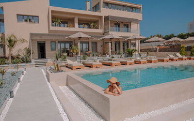 Fedra 2.6: Acqua, Costruzione, Cielo, Proprietà, Piscina, Azzurro, Condominio, Interior Design, Mobili Da Esterno, Pianta