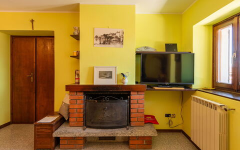 Glicine: Cabinetry, Mobilia, Costruzione, Finestra, Legna, Cucina, Elettrodomestico, Interior Design, Pavimentazione, Televisione