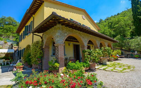 Il Farinaio: Tavolo, Cielo, Mobilia, Tavola, Costruzione, Interior Design, Mobili Da Esterno, Portico, Shade, Sedia