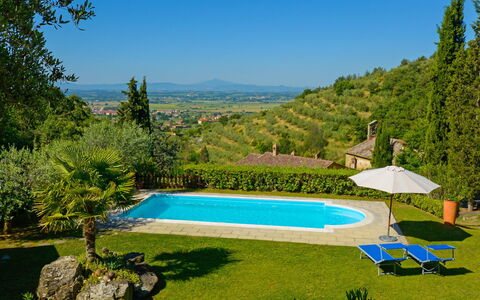 Il Farinaio: Tavolo, Cielo, Mobilia, Tavola, Costruzione, Interior Design, Mobili Da Esterno, Portico, Shade, Sedia