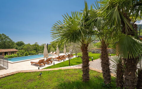 Mila: Acqua, Pianta, Costruzione, Giorno, Proprietà, Piscina, Finestra, Cielo, Azzurro, Natura