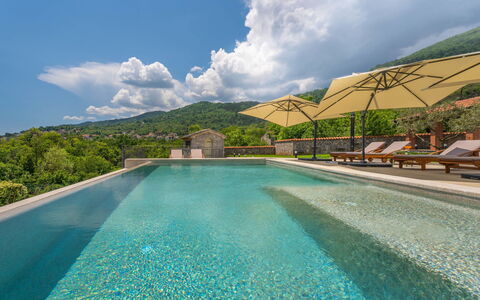 Mila: Acqua, Pianta, Costruzione, Giorno, Proprietà, Piscina, Finestra, Cielo, Azzurro, Natura