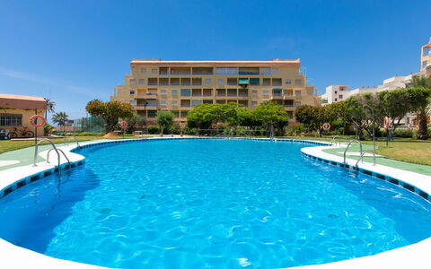 Marina: Acqua, Cielo, Costruzione, Proprietà, Piscina, Pianta, Blu, Azzurro, Casa, Albero