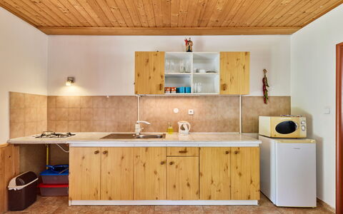Desná V Jizerských Horách 407: Legna, Pavimentazione, Interior Design, Cabinetry, Soffitto, Cucina, Pavimento, Mobilia, Controsoffitto, Camera