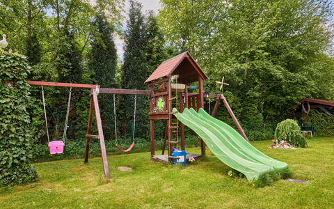 Desná V Jizerských Horách 407: Campo Da Giuoco, Attrezzatura Giochi All'Aperto, Scivolo, Terreno Di Gioco, Giardino, Ricreazione, Tempo Libero, Parco, Prato