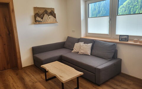 Bergblick: Mobilia, Legna, Rettangolo, Divano, Interior Design, Pavimento, Pavimentazione, Cornice, Tavolo, Soggiorno