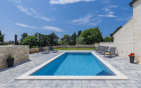 Stara Hiža: Acqua, Cielo, Costruzione, Proprietà, Tavola, Finestra, Località Balneare, Azzurro, Tavolo, Architettura