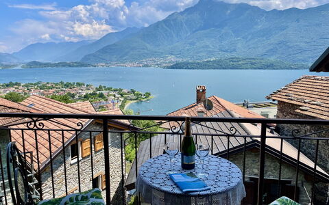 Niki: Acqua, Cielo, Costruzione, Proprietà, Tavola, Finestra, Località Balneare, Azzurro, Tavolo, Architettura