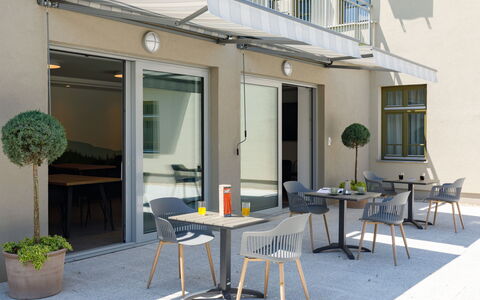 Balatonszarszo 101: Tavolo, Costruzione, Mobilia, Finestra, Proprietà, Pianta, Sedia, Shade, Vaso Di Fiori, Tavolo Esterno