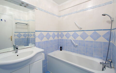 Cagnes-Sur-Mer 160: Vasca Da Bagno, Idraulico Fixture, Rubinetto, Specchio, Proprietà, Bagno, Azzurro, Lavello, Soffione Doccia, Costruzione