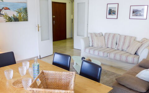 Cagnes-Sur-Mer 160: Tavolo, Mobilia, Proprietà, Divano, Cornice, Azzurro, Legna, Interior Design, Comfort, Pianta