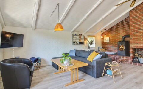 Weland - 800M from the Sea: Tetto, Casa, Porta, Villetta, Shade, Raccordo, Cortile, Estate, Backyard
