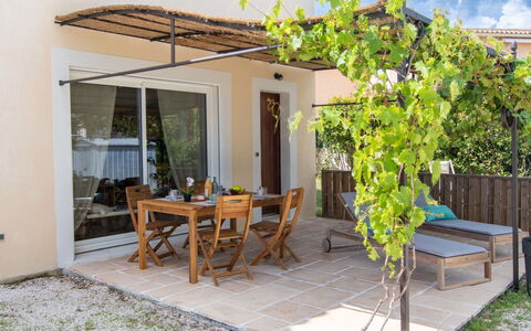 Le Vallon des Chenes: Nube, Tavolo, Cielo, Mobilia, Proprietà, Sedia, Costruzione, Acqua, Mobili Da Esterno, Interior Design