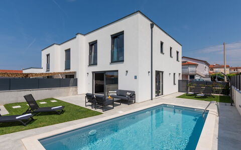 Villa Valero: Nube, Tavolo, Cielo, Mobilia, Proprietà, Sedia, Costruzione, Acqua, Mobili Da Esterno, Interior Design