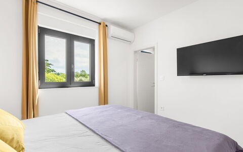 Villa Valero: Nube, Tavolo, Cielo, Mobilia, Proprietà, Sedia, Costruzione, Acqua, Mobili Da Esterno, Interior Design