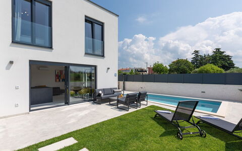 Villa Valero: Nube, Tavolo, Cielo, Mobilia, Proprietà, Sedia, Costruzione, Acqua, Mobili Da Esterno, Interior Design