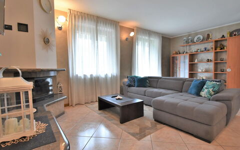 Delebio Terrace Apartment: Nube, Tavolo, Cielo, Mobilia, Proprietà, Sedia, Costruzione, Acqua, Mobili Da Esterno, Interior Design