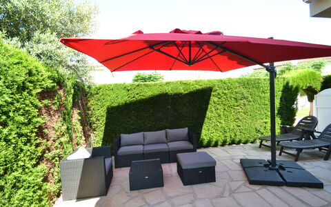 Villa Mallorca: Pianta, Verde, Shade, Botanica, Cielo, Ombrello, Erba, Mobili Da Esterno, Arbusto, Paesaggio