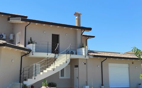Amici Miei di Levante: Casa, Casa, Zona Residenziale, Tetto, Porta, Balcone, Estate, Shade, Villa, Dipingere