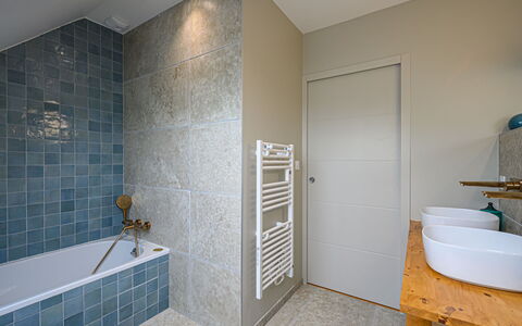 Villa Azur: Idraulico Fixture, Bagno, Rubinetto, Architettura, Legna, Interior Design, Pavimento, Pavimentazione, Costruzione