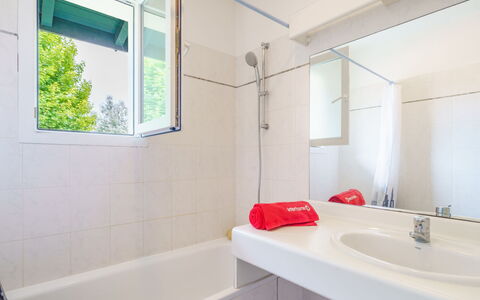 Arnaïa: Acqua, Cielo, Costruzione, Finestra, Piscina, Azzurro, Shade, Materiale Composito, Immobiliare, Tempo Libero