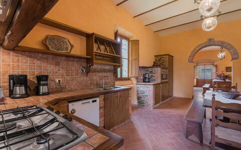 Belvedere - Falceto, Ambra, Toscana: Mobilia, Cabinetry, Proprietà, Controsoffitto, Cucina, Legna, Illuminazione, Interior Design, Cornice, Architettura