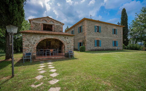Belvedere - Falceto, Ambra, Toscana: Cielo, Nube, Pianta, Costruzione, Finestra, Albero, Casa, Lotto, Erba, Paesaggio