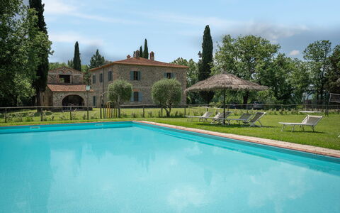 Belvedere - Falceto, Ambra, Toscana: Acqua, Pianta, Cielo, Nube, Proprietà, Costruzione, Piscina, Albero, Casa, Shade