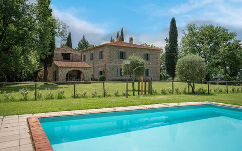 Belvedere - Falceto, Ambra, Toscana: Acqua, Nube, Pianta, Cielo, Proprietà, Costruzione, Natura, Verde, Albero, Piscina