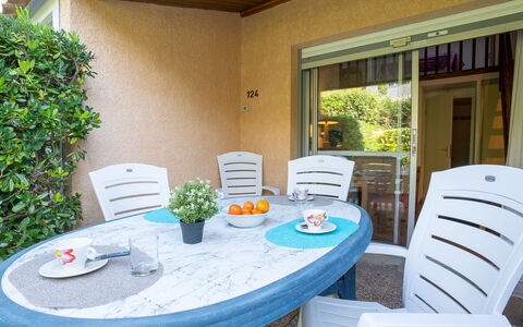Le Jardin de Matisse: Pianta, Mobilia, Tavolo, Proprietà, Sedia, Finestra, Azzurro, Interior Design, Costruzione, Architettura