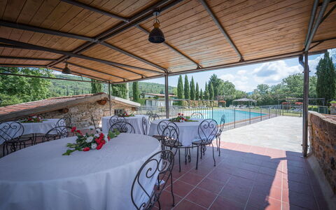 Mulino Al Suono - Badia Agnano, Toscana: Tavolo, Mobilia, Sedia, Pianta, Shade, Albero, Interior Design, Mobili Da Esterno, Vaso Di Fiori, Acqua