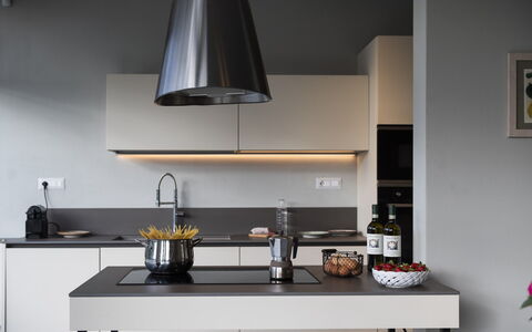 Casa San Grato - Roero - Langhe, Piemonte: Proprietà, Controsoffitto, Cabinetry, Cornice, Cucina, Interior Design, Cucina Stufa, Illuminazione, Elettrodomestico, Legna