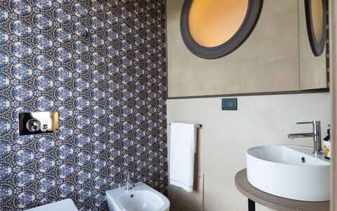 Relais Casa Clara - Roero - Langhe, Piemonte: Specchio, Idraulico Fixture, Proprietà, Rubinetto, Lavandino Del Bagno, Lavello, Bagno, Costruzione, Viola, Toilet Seat