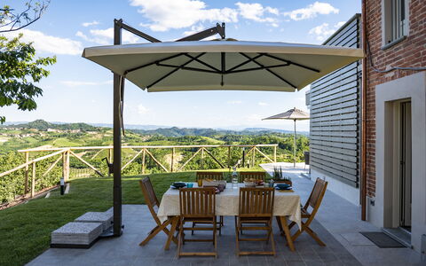 Relais Casa Clara - Roero - Langhe, Piemonte: Cielo, Nube, Proprietà, Mobilia, Pianta, Shade, Tavolo, Costruzione, Mobili Da Esterno, Finestra