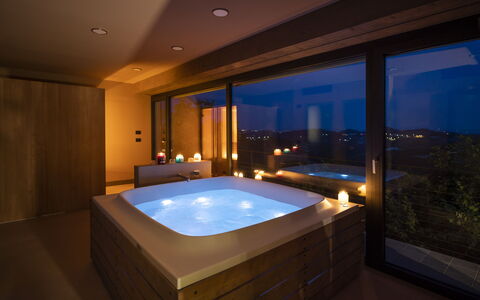 Relais Casa Clara - Roero - Langhe, Piemonte: Vasca Da Bagno, Acqua, Costruzione, Azzurro, Piscina, Interior Design, Vasca Idromassaggio, Finestra, Vasca Idromassaggio, Shade