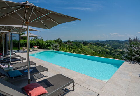 Relais Casa Clara - Roero - Langhe, Piemonte: Blu, Piscina, Ricorrere, Mobili Da Esterno, Lettino, Eco Hotel, Landscaping, Shade, Sedia, Ombrello